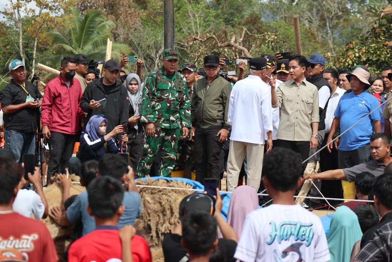 Wapres RI Gibran Rakabuming saat melihat kondisi kerusakan kerusakan infrastruktur akibat bencana hidrometeorologi sekaligus menyapa warga di Desa Garoga, Kecamatan Batang Toru, Kabupaten Tapanuli Selatan, Sumatra Utara, Kamis (4/12). (Dok. BNPB)