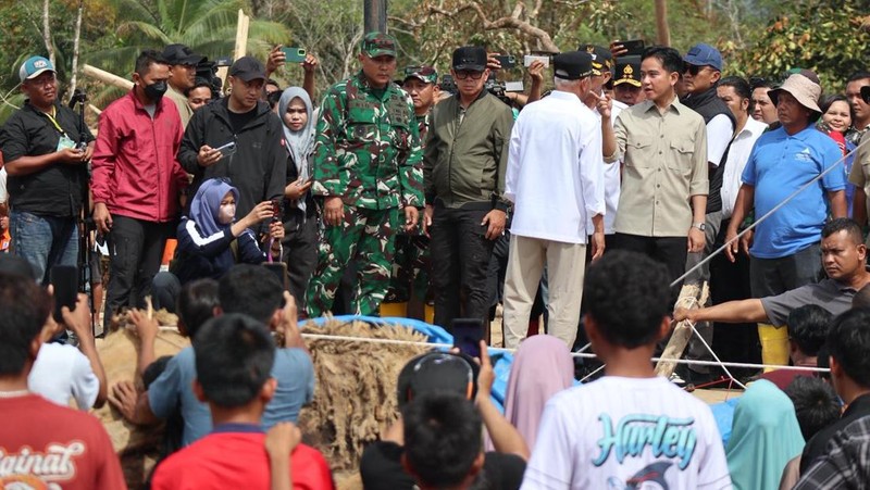 Wapres RI Gibran Rakabuming saat melihat kondisi kerusakan kerusakan infrastruktur akibat bencana hidrometeorologi sekaligus menyapa warga di Desa Garoga, Kecamatan Batang Toru, Kabupaten Tapanuli Selatan, Sumatra Utara, Kamis (4/12). (Dok. BNPB)