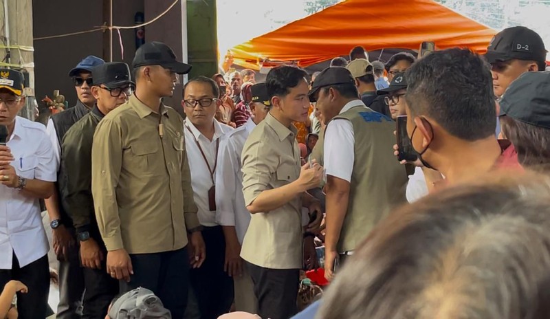 Wapres RI Gibran Rakabuming saat melihat kondisi kerusakan kerusakan infrastruktur akibat bencana hidrometeorologi sekaligus menyapa warga di Desa Garoga, Kecamatan Batang Toru, Kabupaten Tapanuli Selatan, Sumatra Utara, Kamis (4/12). (Dok. BNPB)