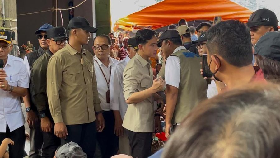 Wapres RI Gibran Rakabuming saat melihat kondisi kerusakan kerusakan infrastruktur akibat bencana hidrometeorologi sekaligus menyapa warga di Desa Garoga, Kecamatan Batang Toru, Kabupaten Tapanuli Selatan, Sumatra Utara, Kamis (4/12). (Dok. BNPB)