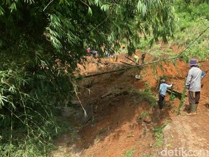 Akses Darurat Dibuat Imbas Longsor Putus Akses 2 Desa di Cililin KBB
