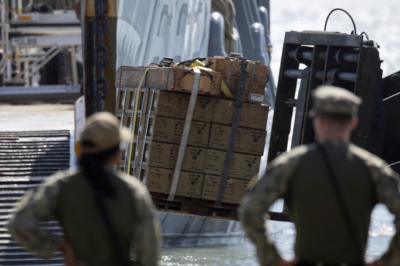 Sebuah Kapal Pengintai Amfibi Ringan (LARC) Angkatan Laut AS meluncur dari kapal pendarat utilitas Angkatan Laut AS (LCU-1662) saat pergerakan militer berlangsung di pantai di Arroyo, Puerto Riko, 5 Desember 2025. (REUTERS/Ricardo Arduengo)