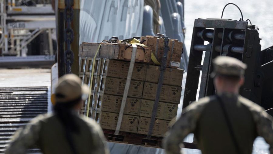 Sebuah Kapal Pengintai Amfibi Ringan (LARC) Angkatan Laut AS meluncur dari kapal pendarat utilitas Angkatan Laut AS (LCU-1662) saat pergerakan militer berlangsung di pantai di Arroyo, Puerto Riko, 5 Desember 2025. (REUTERS/Ricardo Arduengo)