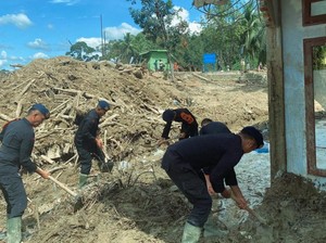 Brimob Polda Sumut Bersihkan Rumah, Masjid dan Gereja di Garoga Usai Bencana