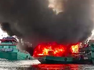 2 Kapal Terbakar di Pelabuhan Muara Baru, Api Berkobar