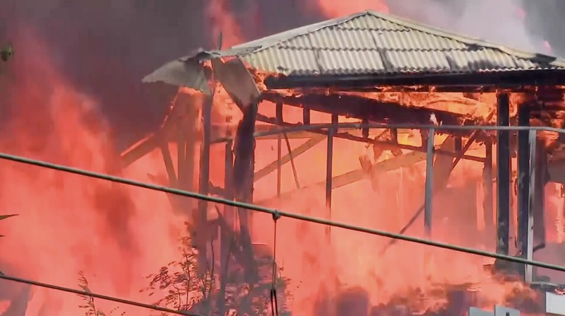 Kebakaran hutan melanda ribuan hektar lahan semak belukar di New South Wales, Australia, Sabtu (6/12/2025). (Tangkapan Layar Video Reuters/)