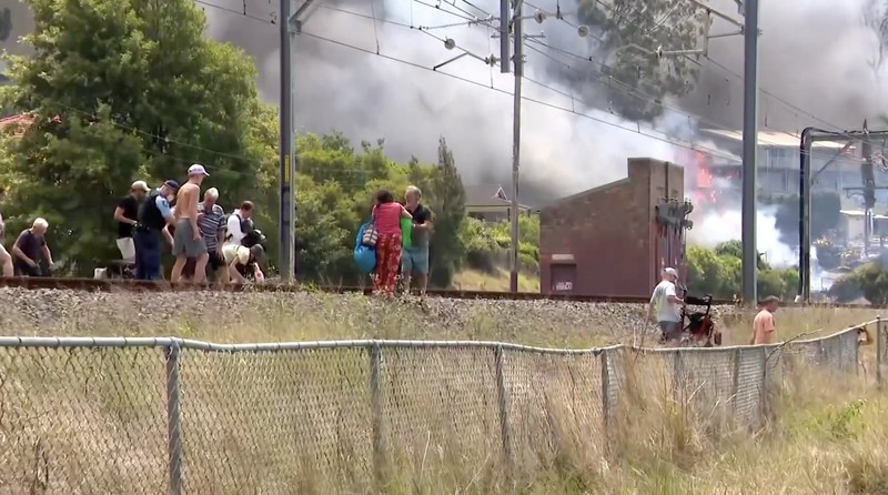 Kebakaran hutan melanda ribuan hektar lahan semak belukar di New South Wales, Australia, Sabtu (6/12/2025). (Tangkapan Layar Video Reuters/)