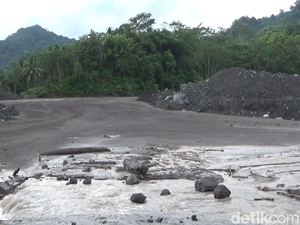 Banjir Lahar Semeru Timbun Jembatan, 137 KK di Lumajang Terisolasi