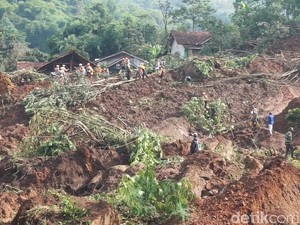 Petugas Dimaksimalkan Cari 3 Warga Tertimbun Longsor di Arjasari