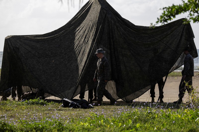 Sebuah Kapal Pengintai Amfibi Ringan (LARC) Angkatan Laut AS meluncur dari kapal pendarat utilitas Angkatan Laut AS (LCU-1662) saat pergerakan militer berlangsung di pantai di Arroyo, Puerto Riko, 5 Desember 2025. (REUTERS/Ricardo Arduengo)