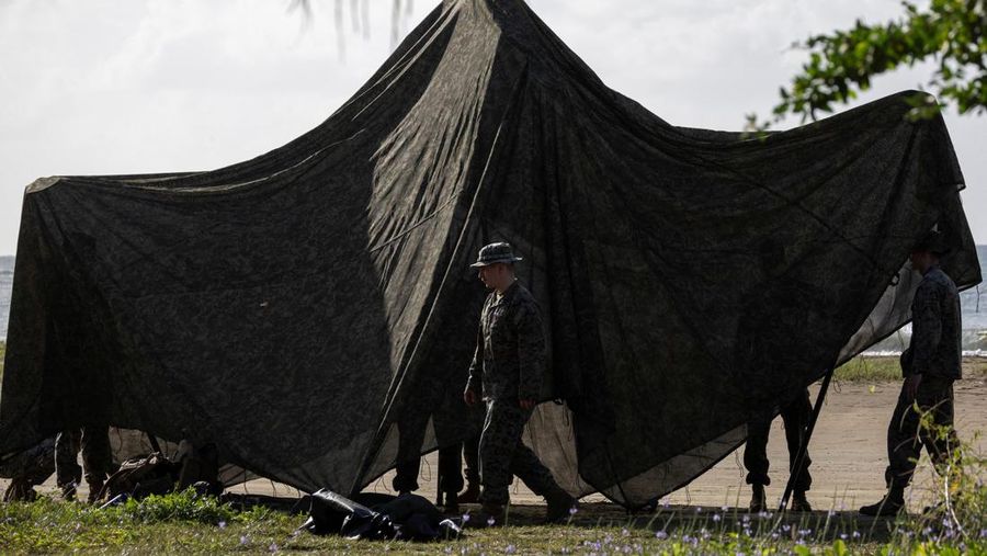 Sebuah Kapal Pengintai Amfibi Ringan (LARC) Angkatan Laut AS meluncur dari kapal pendarat utilitas Angkatan Laut AS (LCU-1662) saat pergerakan militer berlangsung di pantai di Arroyo, Puerto Riko, 5 Desember 2025. (REUTERS/Ricardo Arduengo)
