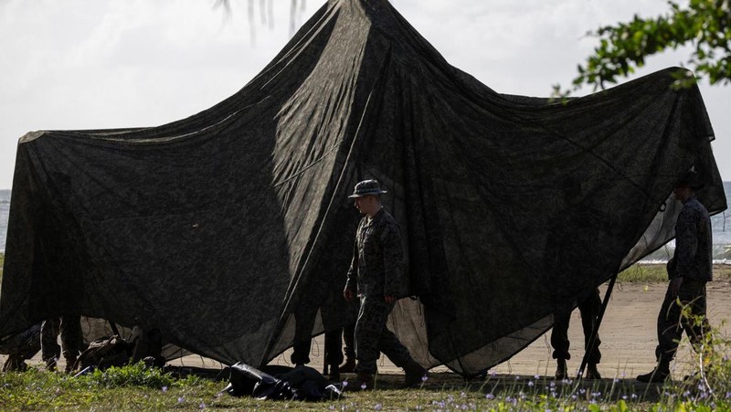 Sebuah Kapal Pengintai Amfibi Ringan (LARC) Angkatan Laut AS meluncur dari kapal pendarat utilitas Angkatan Laut AS (LCU-1662) saat pergerakan militer berlangsung di pantai di Arroyo, Puerto Riko, 5 Desember 2025. (REUTERS/Ricardo Arduengo)