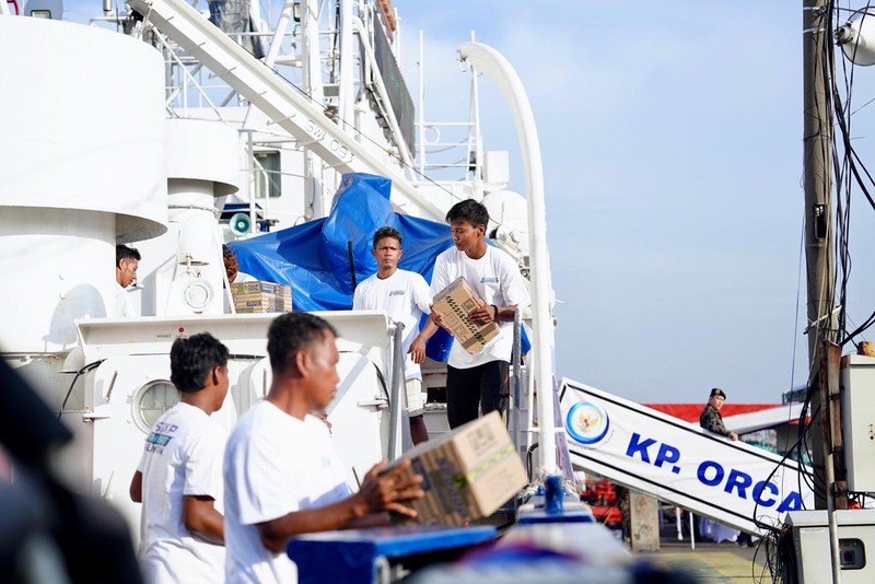 Menteri Kelautan dan Perikanan Sakti Wahyu Trenggono yang meninjau langsung proses pemuatan bantuan kemanusiaan untuk korban banjir di Padang, Sumatra Barat; Sibolga dan Tapanuli Tengah, Sumatra Utara; serta Lhokseumawe, Aceh. Bantuan seberat 60 ton dikirim menggunakan kapal pengawas KP. Orca 05 yang bertolak dari Pelabuhan Perikanan Samudera Nizam Zachman, Jakarta Utara, pada Sabtu (6/12/2025). (Dok. KKP)