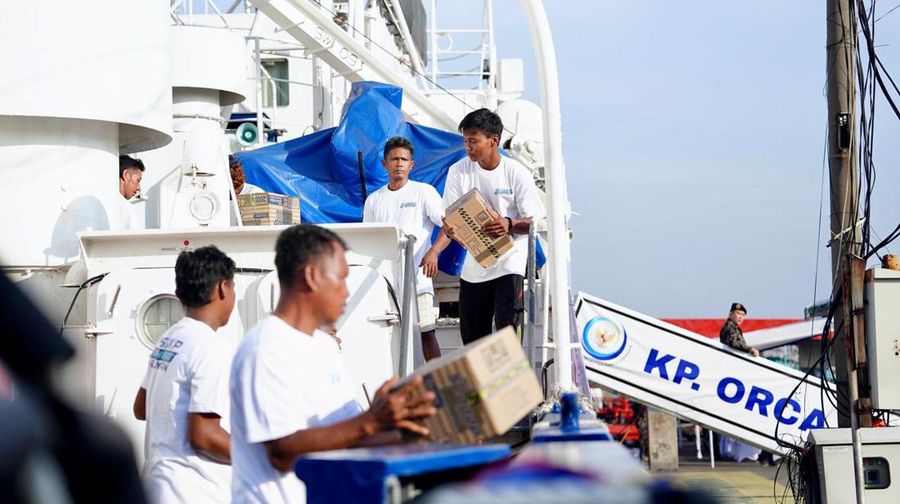 Menteri Kelautan dan Perikanan Sakti Wahyu Trenggono yang meninjau langsung proses pemuatan bantuan kemanusiaan untuk korban banjir di Padang, Sumatra Barat; Sibolga dan Tapanuli Tengah, Sumatra Utara; serta Lhokseumawe, Aceh. Bantuan seberat 60 ton dikirim menggunakan kapal pengawas KP. Orca 05 yang bertolak dari Pelabuhan Perikanan Samudera Nizam Zachman, Jakarta Utara, pada Sabtu (6/12/2025). (Dok. KKP)