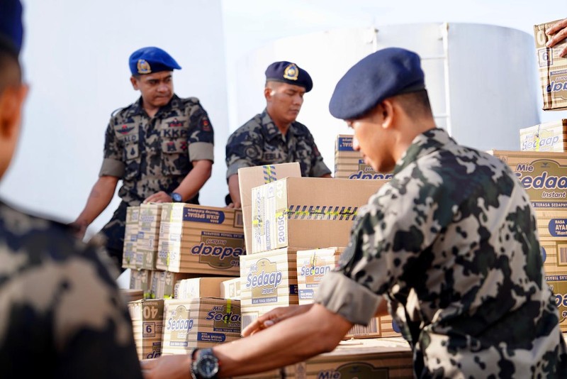Menteri Kelautan dan Perikanan Sakti Wahyu Trenggono yang meninjau langsung proses pemuatan bantuan kemanusiaan untuk korban banjir di Padang, Sumatra Barat; Sibolga dan Tapanuli Tengah, Sumatra Utara; serta Lhokseumawe, Aceh. Bantuan seberat 60 ton dikirim menggunakan kapal pengawas KP. Orca 05 yang bertolak dari Pelabuhan Perikanan Samudera Nizam Zachman, Jakarta Utara, pada Sabtu (6/12/2025). (Dok. KKP)