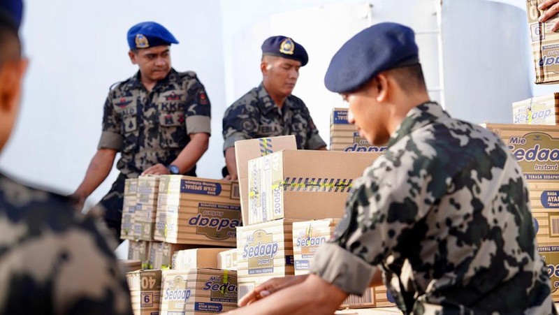 Menteri Kelautan dan Perikanan Sakti Wahyu Trenggono yang meninjau langsung proses pemuatan bantuan kemanusiaan untuk korban banjir di Padang, Sumatra Barat; Sibolga dan Tapanuli Tengah, Sumatra Utara; serta Lhokseumawe, Aceh. Bantuan seberat 60 ton dikirim menggunakan kapal pengawas KP. Orca 05 yang bertolak dari Pelabuhan Perikanan Samudera Nizam Zachman, Jakarta Utara, pada Sabtu (6/12/2025). (Dok. KKP)