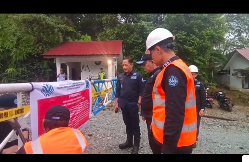 Menteri LH/Kepala BPLH, Hanif Faisol Nurofiq, melakukan inspeksi udara dan darat di hulu Daerah Aliran Sungai (DAS) Batang Toru dan Garoga untuk memverifikasi penyebab bencana serta menilai kontribusi aktivitas usaha terhadap meningkatnya risiko banjir dan longsor, sekaligus memastikan kepatuhan terhadap standar perlindungan lingkungan hidup. (Dok Kementerian Lingkungan Hidup/Badan Pengendalian Lingkungan Hidup (KLH/BPLH))