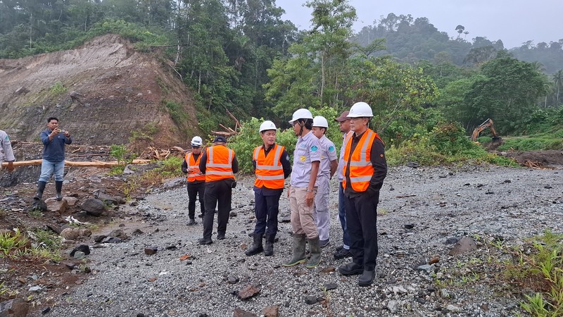 Menteri LH/Kepala BPLH, Hanif Faisol Nurofiq, melakukan inspeksi udara dan darat di hulu Daerah Aliran Sungai (DAS) Batang Toru dan Garoga untuk memverifikasi penyebab bencana serta menilai kontribusi aktivitas usaha terhadap meningkatnya risiko banjir dan longsor, sekaligus memastikan kepatuhan terhadap standar perlindungan lingkungan hidup. (Dok Kementerian Lingkungan Hidup/Badan Pengendalian Lingkungan Hidup (KLH/BPLH))