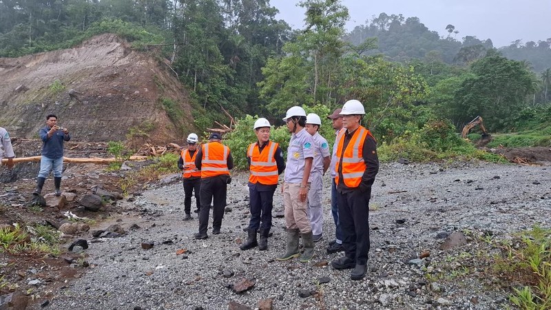 Menteri LH/Kepala BPLH, Hanif Faisol Nurofiq, melakukan inspeksi udara dan darat di hulu Daerah Aliran Sungai (DAS) Batang Toru dan Garoga untuk memverifikasi penyebab bencana serta menilai kontribusi aktivitas usaha terhadap meningkatnya risiko banjir dan longsor, sekaligus memastikan kepatuhan terhadap standar perlindungan lingkungan hidup. (Dok Kementerian Lingkungan Hidup/Badan Pengendalian Lingkungan Hidup (KLH/BPLH))