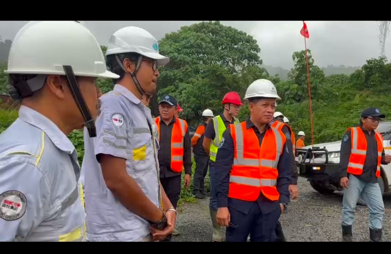 Menteri LH/Kepala BPLH, Hanif Faisol Nurofiq, melakukan inspeksi udara dan darat di hulu Daerah Aliran Sungai (DAS) Batang Toru dan Garoga untuk memverifikasi penyebab bencana serta menilai kontribusi aktivitas usaha terhadap meningkatnya risiko banjir dan longsor, sekaligus memastikan kepatuhan terhadap standar perlindungan lingkungan hidup. (Dok Kementerian Lingkungan Hidup/Badan Pengendalian Lingkungan Hidup (KLH/BPLH))