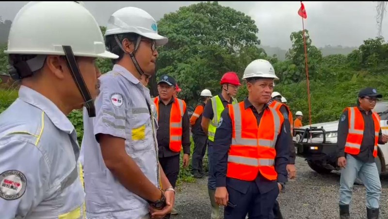 Menteri LH/Kepala BPLH, Hanif Faisol Nurofiq, melakukan inspeksi udara dan darat di hulu Daerah Aliran Sungai (DAS) Batang Toru dan Garoga untuk memverifikasi penyebab bencana serta menilai kontribusi aktivitas usaha terhadap meningkatnya risiko banjir dan longsor, sekaligus memastikan kepatuhan terhadap standar perlindungan lingkungan hidup. (Dok Kementerian Lingkungan Hidup/Badan Pengendalian Lingkungan Hidup (KLH/BPLH))