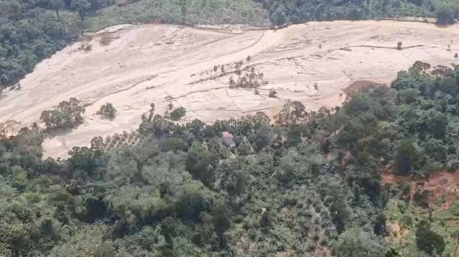 Menteri LH/Kepala BPLH, Hanif Faisol Nurofiq, melakukan inspeksi udara dan darat di hulu Daerah Aliran Sungai (DAS) Batang Toru dan Garoga untuk memverifikasi penyebab bencana serta menilai kontribusi aktivitas usaha terhadap meningkatnya risiko banjir dan longsor, sekaligus memastikan kepatuhan terhadap standar perlindungan lingkungan hidup. (Dok Kementerian Lingkungan Hidup/Badan Pengendalian Lingkungan Hidup (KLH/BPLH))