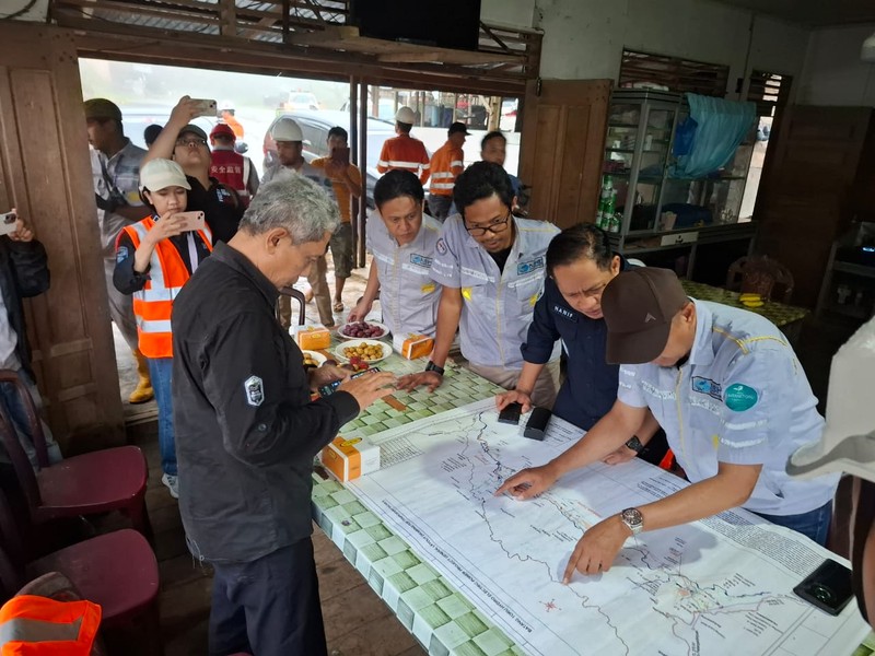 Menteri LH/Kepala BPLH, Hanif Faisol Nurofiq, melakukan inspeksi udara dan darat di hulu Daerah Aliran Sungai (DAS) Batang Toru dan Garoga untuk memverifikasi penyebab bencana serta menilai kontribusi aktivitas usaha terhadap meningkatnya risiko banjir dan longsor, sekaligus memastikan kepatuhan terhadap standar perlindungan lingkungan hidup. (Dok Kementerian Lingkungan Hidup/Badan Pengendalian Lingkungan Hidup (KLH/BPLH))