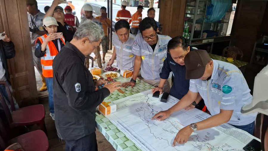 Menteri LH/Kepala BPLH, Hanif Faisol Nurofiq, melakukan inspeksi udara dan darat di hulu Daerah Aliran Sungai (DAS) Batang Toru dan Garoga untuk memverifikasi penyebab bencana serta menilai kontribusi aktivitas usaha terhadap meningkatnya risiko banjir dan longsor, sekaligus memastikan kepatuhan terhadap standar perlindungan lingkungan hidup. (Dok Kementerian Lingkungan Hidup/Badan Pengendalian Lingkungan Hidup (KLH/BPLH))