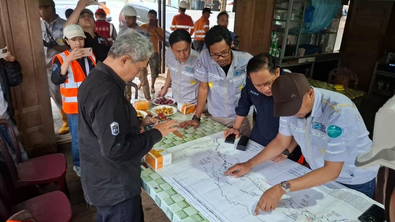 Menteri LH/Kepala BPLH, Hanif Faisol Nurofiq, melakukan inspeksi udara dan darat di hulu Daerah Aliran Sungai (DAS) Batang Toru dan Garoga untuk memverifikasi penyebab bencana serta menilai kontribusi aktivitas usaha terhadap meningkatnya risiko banjir dan longsor, sekaligus memastikan kepatuhan terhadap standar perlindungan lingkungan hidup. (Dok Kementerian Lingkungan Hidup/Badan Pengendalian Lingkungan Hidup (KLH/BPLH))