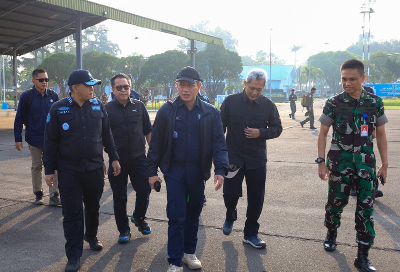 Menteri LH/Kepala BPLH, Hanif Faisol Nurofiq, melakukan inspeksi udara dan darat di hulu Daerah Aliran Sungai (DAS) Batang Toru dan Garoga untuk memverifikasi penyebab bencana serta menilai kontribusi aktivitas usaha terhadap meningkatnya risiko banjir dan longsor, sekaligus memastikan kepatuhan terhadap standar perlindungan lingkungan hidup. (Dok Kementerian Lingkungan Hidup/Badan Pengendalian Lingkungan Hidup (KLH/BPLH))