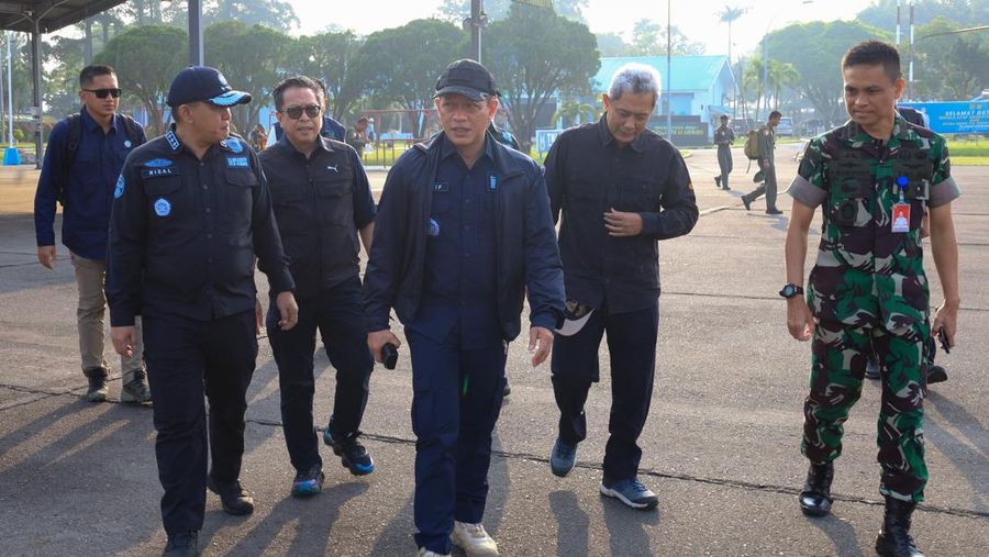 Menteri LH/Kepala BPLH, Hanif Faisol Nurofiq, melakukan inspeksi udara dan darat di hulu Daerah Aliran Sungai (DAS) Batang Toru dan Garoga untuk memverifikasi penyebab bencana serta menilai kontribusi aktivitas usaha terhadap meningkatnya risiko banjir dan longsor, sekaligus memastikan kepatuhan terhadap standar perlindungan lingkungan hidup. (Dok Kementerian Lingkungan Hidup/Badan Pengendalian Lingkungan Hidup (KLH/BPLH))