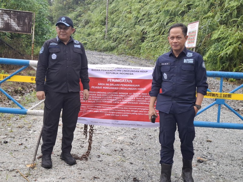 Menteri LH/Kepala BPLH, Hanif Faisol Nurofiq, melakukan inspeksi udara dan darat di hulu Daerah Aliran Sungai (DAS) Batang Toru dan Garoga untuk memverifikasi penyebab bencana serta menilai kontribusi aktivitas usaha terhadap meningkatnya risiko banjir dan longsor, sekaligus memastikan kepatuhan terhadap standar perlindungan lingkungan hidup. (Dok Kementerian Lingkungan Hidup/Badan Pengendalian Lingkungan Hidup (KLH/BPLH))