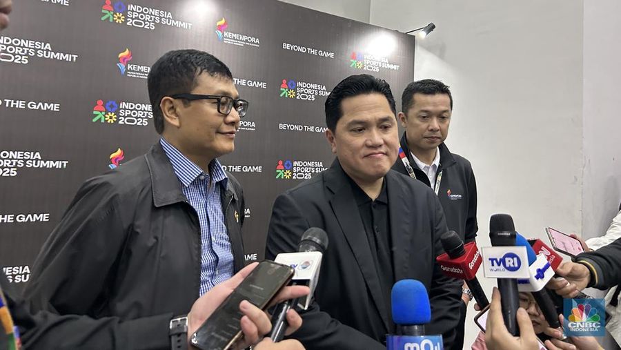 Menteri Pemuda dan Olahraga (Menpora) RI, Erick Thohir usai menghadiri acara Indonesia Sport Summit (ISS) 2025, Sabtu (6/12/2025). (CNBC Indonesia/Elga Nurmutia)