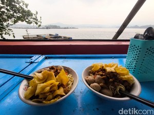 Menikmati Mi Ayam Abah Ule, Kuliner Legendaris di Tepian Waduk Darma