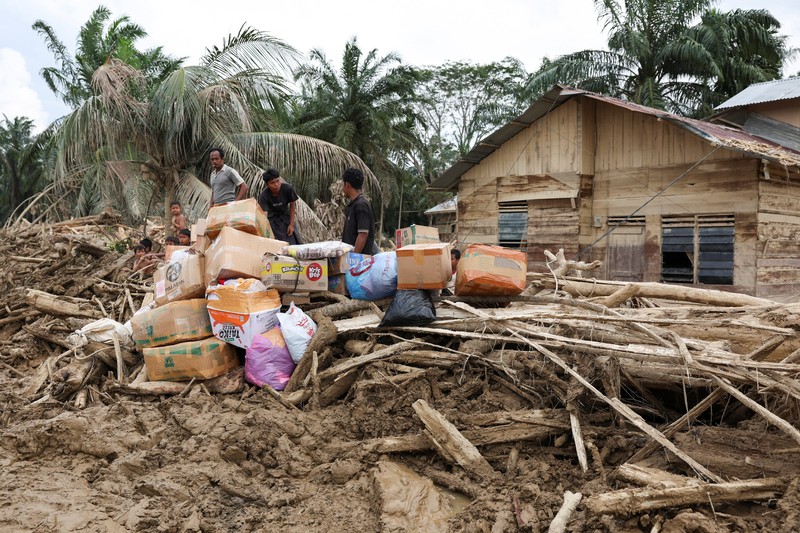 Pemandangan drone menunjukkan sebuah masjid dan sebuah pesantren di daerah yang terkena dampak banjir bandang mematikan setelah hujan lebat di Karang Baru, Kabupaten Aceh Tamiang, Indonesia, 6 Desember 2025. (REUTERS/Ajeng Dinar Ulfiana)