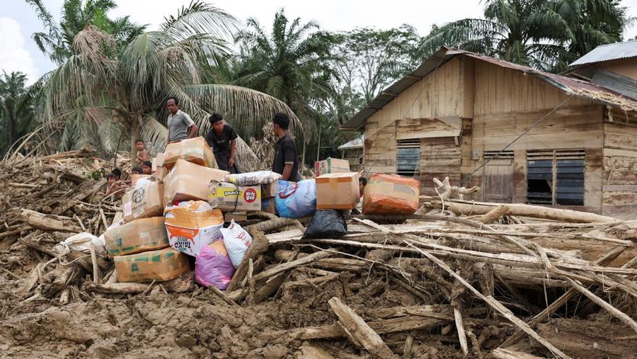 Pemandangan drone menunjukkan sebuah masjid dan sebuah pesantren di daerah yang terkena dampak banjir bandang mematikan setelah hujan lebat di Karang Baru, Kabupaten Aceh Tamiang, Indonesia, 6 Desember 2025. (REUTERS/Ajeng Dinar Ulfiana)