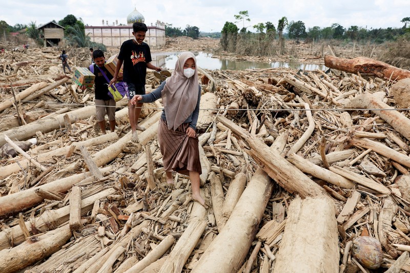 Pemandangan drone menunjukkan sebuah masjid dan sebuah pesantren di daerah yang terkena dampak banjir bandang mematikan setelah hujan lebat di Karang Baru, Kabupaten Aceh Tamiang, Indonesia, 6 Desember 2025. (REUTERS/Ajeng Dinar Ulfiana)