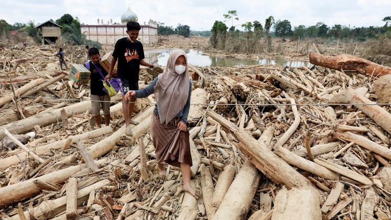 Pemandangan drone menunjukkan sebuah masjid dan sebuah pesantren di daerah yang terkena dampak banjir bandang mematikan setelah hujan lebat di Karang Baru, Kabupaten Aceh Tamiang, Indonesia, 6 Desember 2025. (REUTERS/Ajeng Dinar Ulfiana)