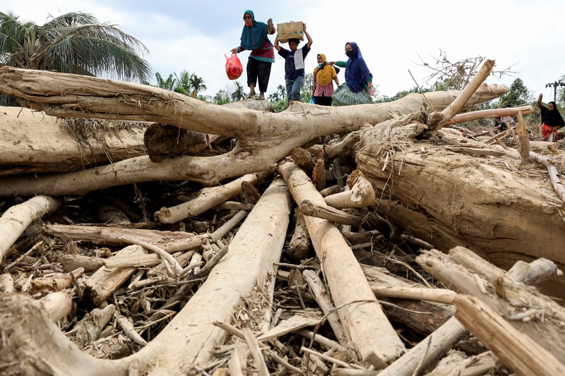 Pemandangan drone menunjukkan sebuah masjid dan sebuah pesantren di daerah yang terkena dampak banjir bandang mematikan setelah hujan lebat di Karang Baru, Kabupaten Aceh Tamiang, Indonesia, 6 Desember 2025. (REUTERS/Ajeng Dinar Ulfiana)