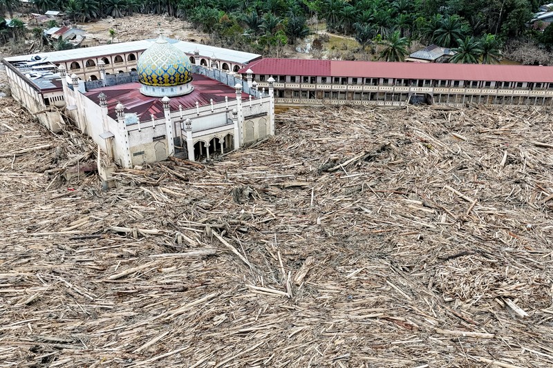 Pemandangan drone menunjukkan sebuah masjid dan sebuah pesantren di daerah yang terkena dampak banjir bandang mematikan setelah hujan lebat di Karang Baru, Kabupaten Aceh Tamiang, Indonesia, 6 Desember 2025. (REUTERS/Ajeng Dinar Ulfiana)