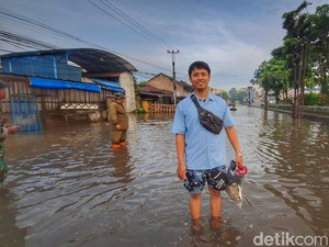 Banjir Dayeuhkolot Menghalang, Semangat Aris untuk Kerja Tak Surut