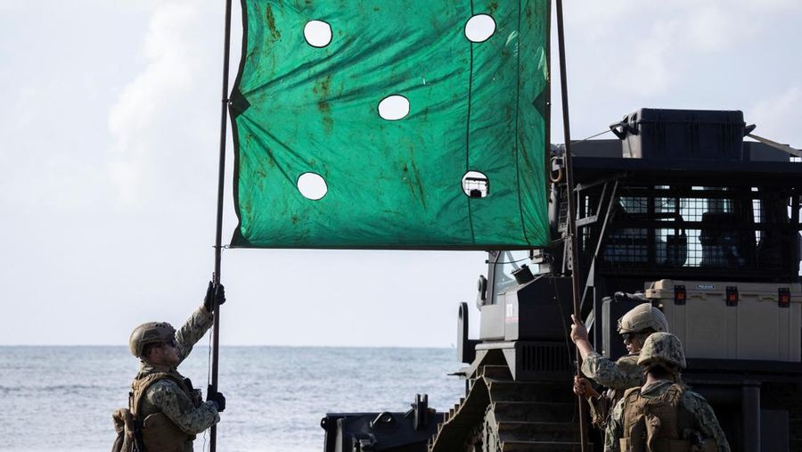 Sebuah Kapal Pengintai Amfibi Ringan (LARC) Angkatan Laut AS meluncur dari kapal pendarat utilitas Angkatan Laut AS (LCU-1662) saat pergerakan militer berlangsung di pantai di Arroyo, Puerto Riko, 5 Desember 2025. (REUTERS/Ricardo Arduengo)