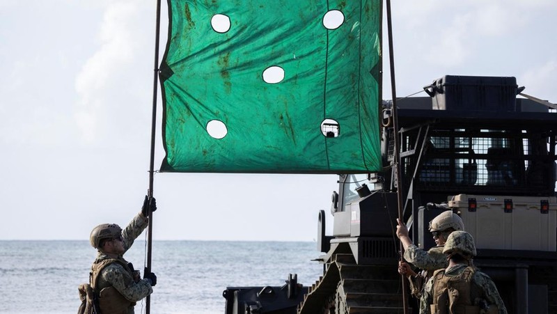 Sebuah Kapal Pengintai Amfibi Ringan (LARC) Angkatan Laut AS meluncur dari kapal pendarat utilitas Angkatan Laut AS (LCU-1662) saat pergerakan militer berlangsung di pantai di Arroyo, Puerto Riko, 5 Desember 2025. (REUTERS/Ricardo Arduengo)