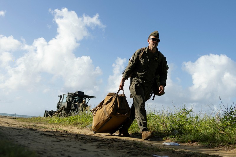 Sebuah Kapal Pengintai Amfibi Ringan (LARC) Angkatan Laut AS meluncur dari kapal pendarat utilitas Angkatan Laut AS (LCU-1662) saat pergerakan militer berlangsung di pantai di Arroyo, Puerto Riko, 5 Desember 2025. (REUTERS/Ricardo Arduengo)