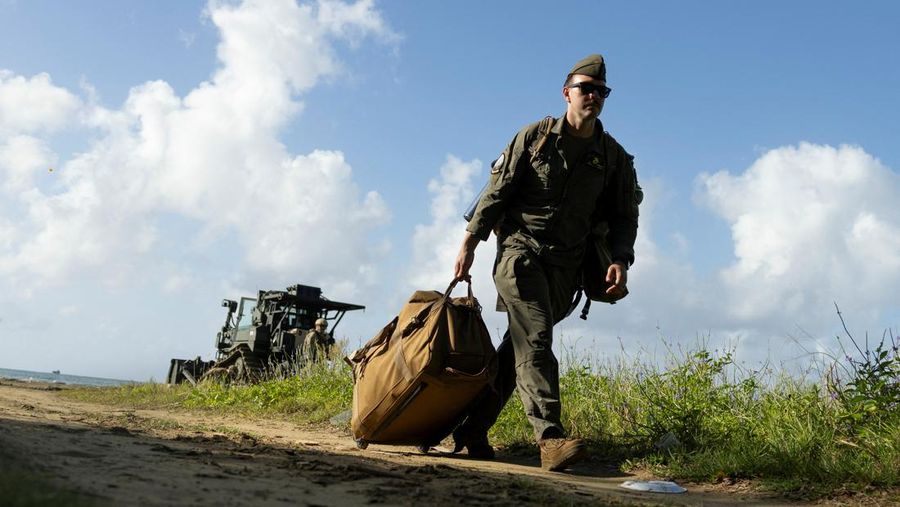 Sebuah Kapal Pengintai Amfibi Ringan (LARC) Angkatan Laut AS meluncur dari kapal pendarat utilitas Angkatan Laut AS (LCU-1662) saat pergerakan militer berlangsung di pantai di Arroyo, Puerto Riko, 5 Desember 2025. (REUTERS/Ricardo Arduengo)