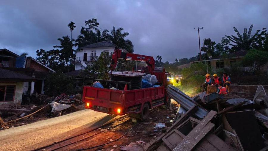 Petugas PLN mendistribusikan material perbaikan jaringan listrik via darat menuju titik terdampak bencana Sumatra Barat di Palembayan, Agam. Proses pengangkutan ini dilakukan pascadibukanya akses menuju lokasi tersebut yang sebelumnya sempat terputus. (Dok. PLN)
