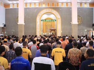 Polres Bojonegoro Salat Gaib-Galang Donasi untuk Korban Bencana Sumatera