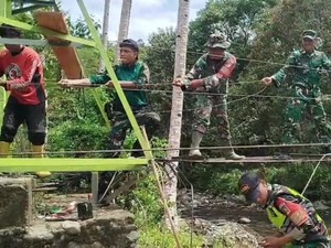 TNI Perbaiki Jembatan Tempat Guru Gendong Siswa Nyeberang Sungai di Mamasa