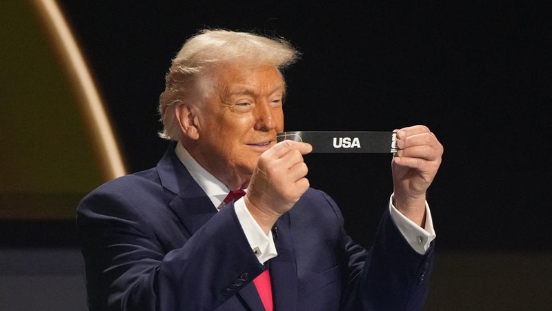 Tampilan umum tim-tim di Pot 1 ditayangkan di panggung selama proses pengundian Piala Dunia FIFA 2026, yang digelar di John F. Kennedy Center for the Performing Arts, Washington, D.C., AS, pada 5 Desember 2025. (REUTERS/Carlos Barria)