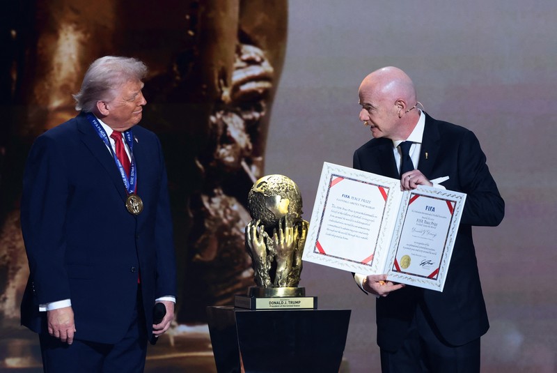 Tampilan umum tim-tim di Pot 1 ditayangkan di panggung selama proses pengundian Piala Dunia FIFA 2026, yang digelar di John F. Kennedy Center for the Performing Arts, Washington, D.C., AS, pada 5 Desember 2025. (REUTERS/Carlos Barria)